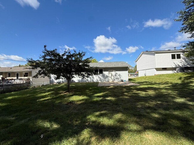 Building Photo - Charming 3 Bed, 1 Bath Home in Quiet Bette...