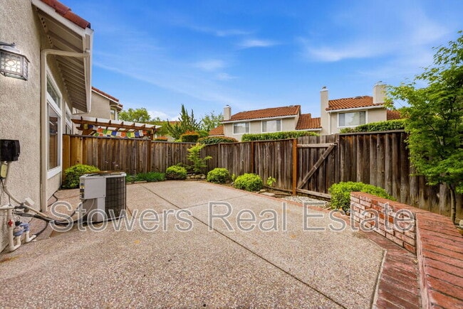 Building Photo - 350 Bellflower Dr