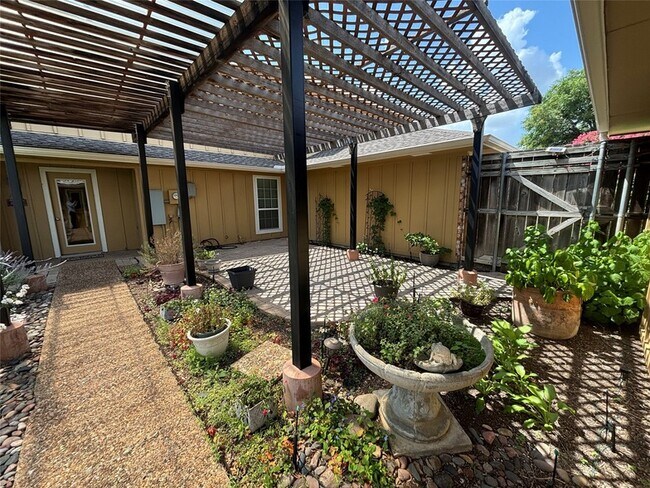 Building Photo - 3300 Wells Dr