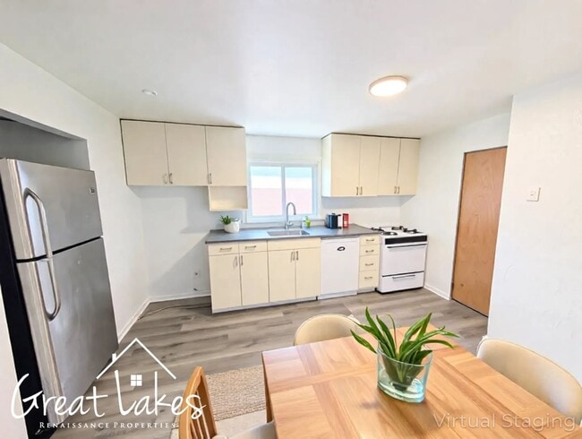Building Photo - Beautiful 3 Bedroom 1 Bathroom now availab...