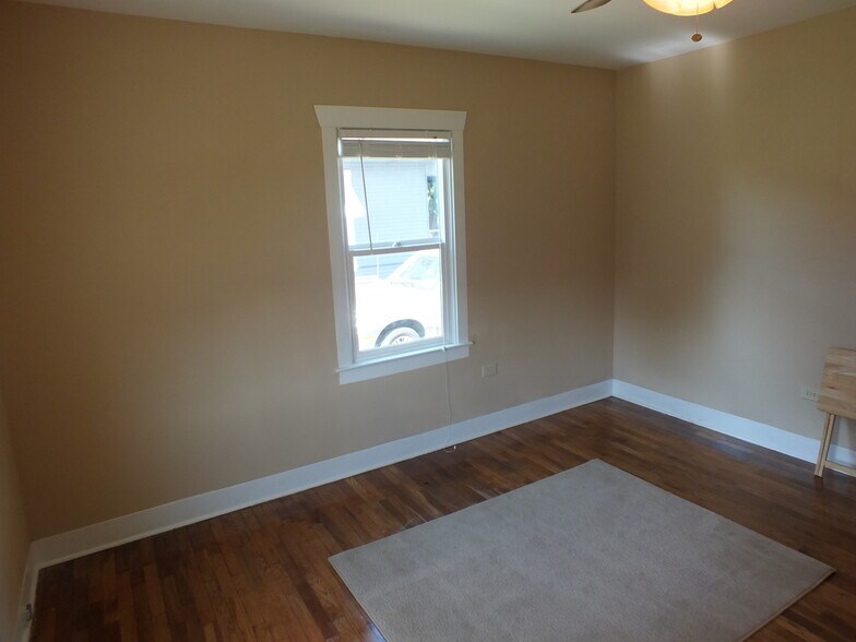 413 large bedroom - 413 S 8th St