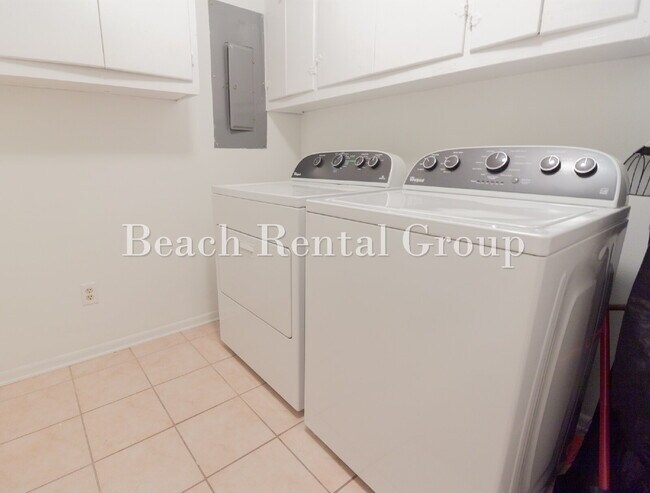 Building Photo - No HOA Furnished Townhouse close to Ocean