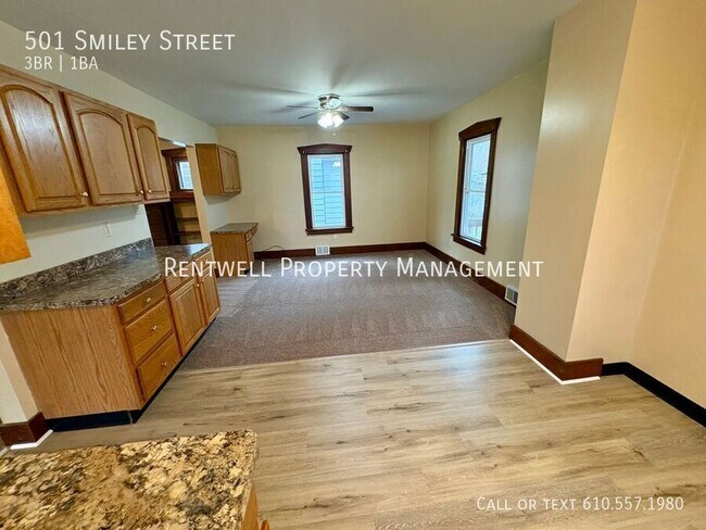 Building Photo - 501 Smiley St