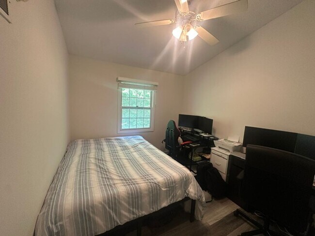 Building Photo - 3024 Estate Dr