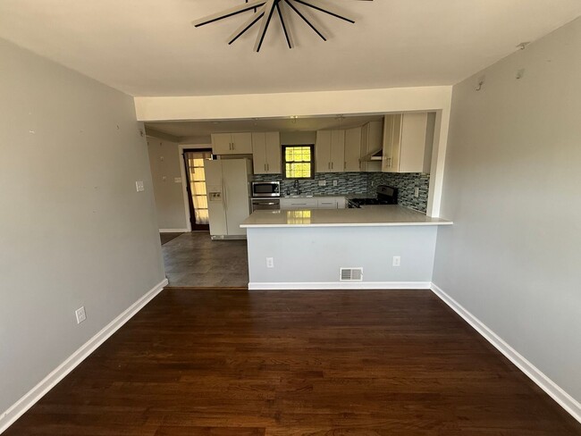Building Photo - Luxury 3-Bedroom, 1-Bathroom House in Broo...