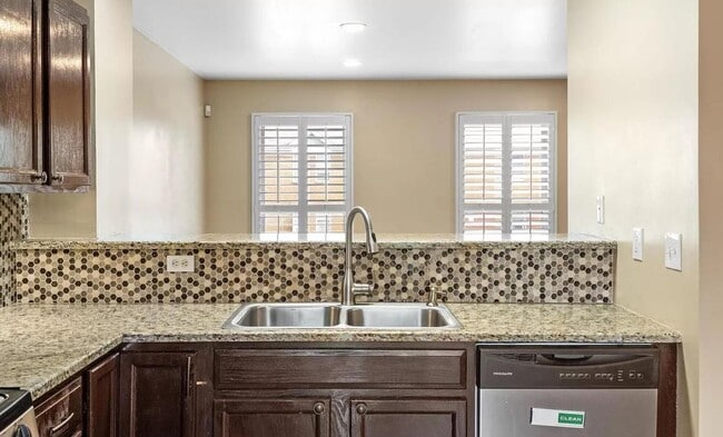 Building Photo - Lovely 2 Bedroom / 2 Bath for Rent