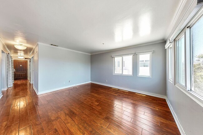 Building Photo - Stunning Condo with Downtown Views – Prime...