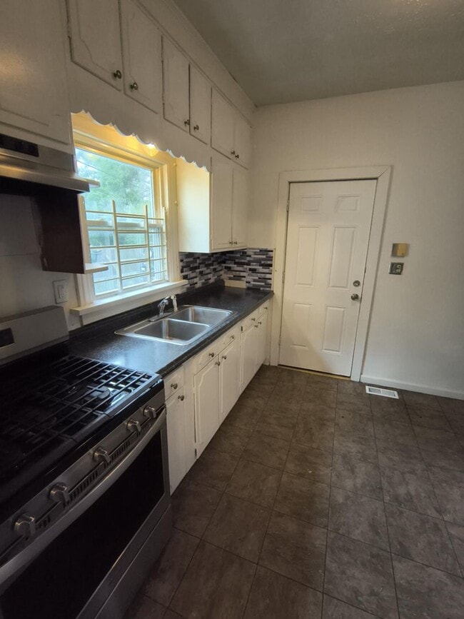 Building Photo - Cute 2 Bedroom with Backyard and Basement