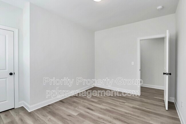 Building Photo - 6618 Riverview Dr