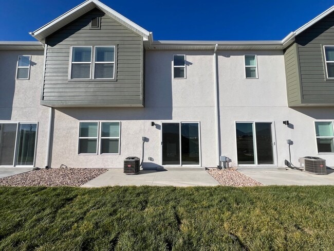 Building Photo - 3 Bed/2.5 Bath Townhome in Salem!