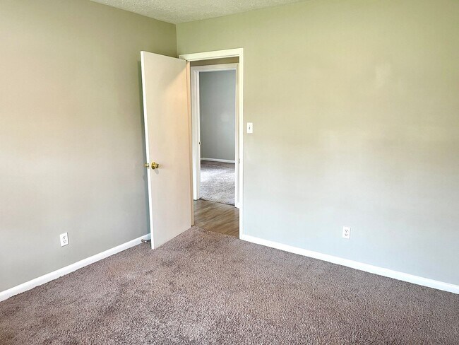 Building Photo - Welcome to this charming 4 bedroom, 2 bath...