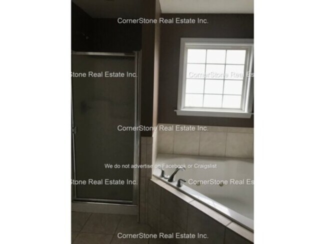 Building Photo - 1820 Balmoral Dr