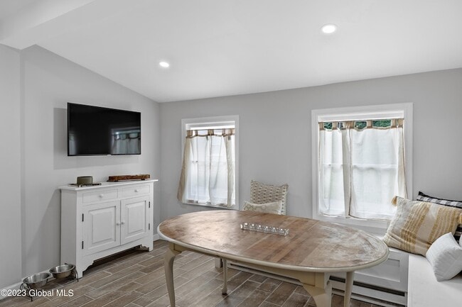 Building Photo - 10 Marion Pl