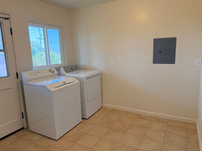 Building Photo - 3 Bed and 3 Bath Home Located Off of Forest Ave