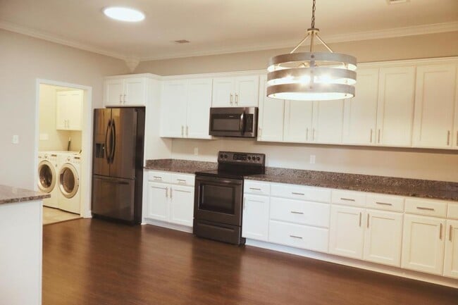 Building Photo - 205 Windcrest Cir