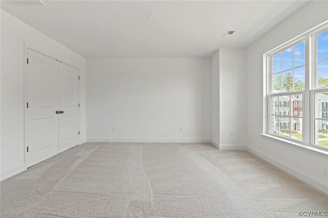 Building Photo - 13808 Village View Dr