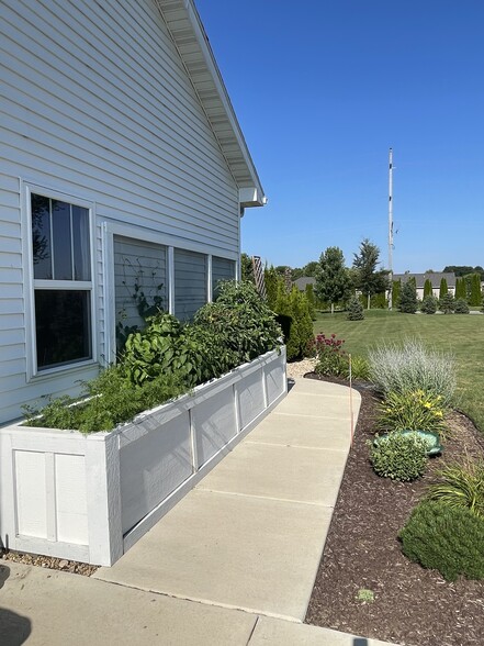 Elevated Garden box for those with a green thumb - 2913 Latigo Trce