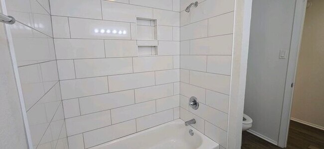 Building Photo - Beautiful 2-Bedroom Duplex in Longview! Co...