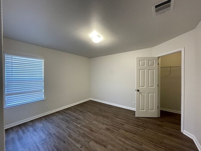 Building Photo - 129 Crane Crest Dr