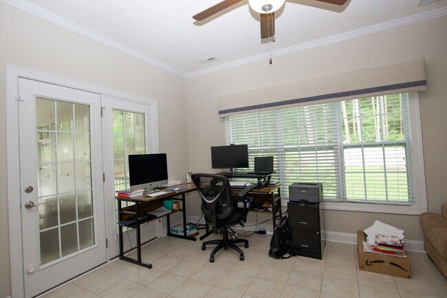 Building Photo - "Large 3-Bedroom plus BONUS Retreat with S...