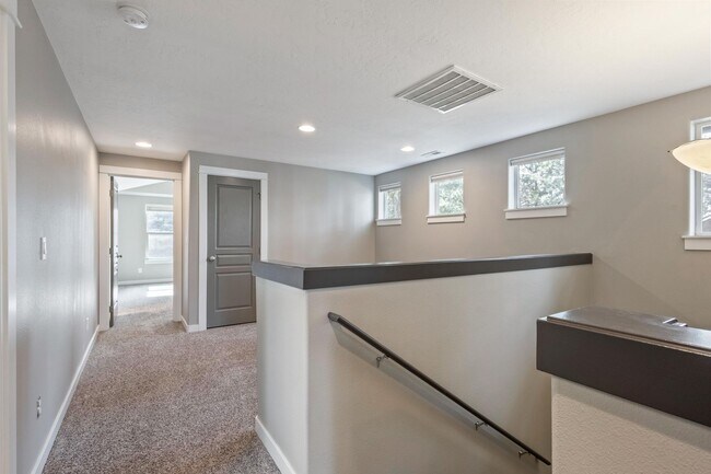 Building Photo - Modern 3 BR home on beautiful wooded lot in Sisters