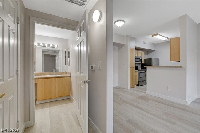 Building Photo - 8000 W Badura Ave