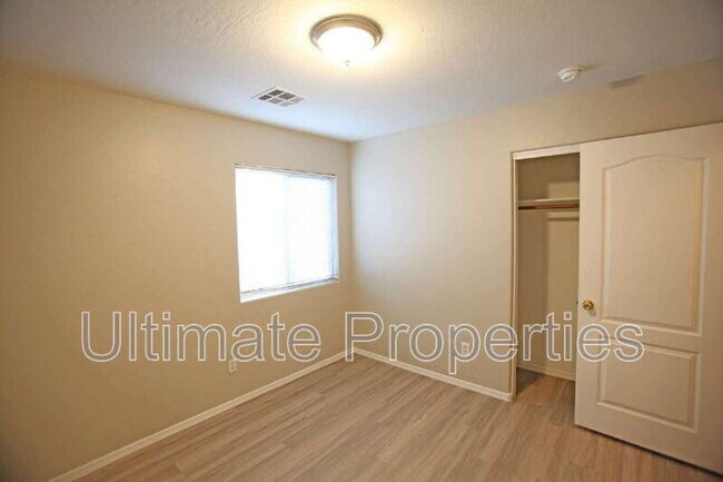 Building Photo - 2026 S 83rd Dr