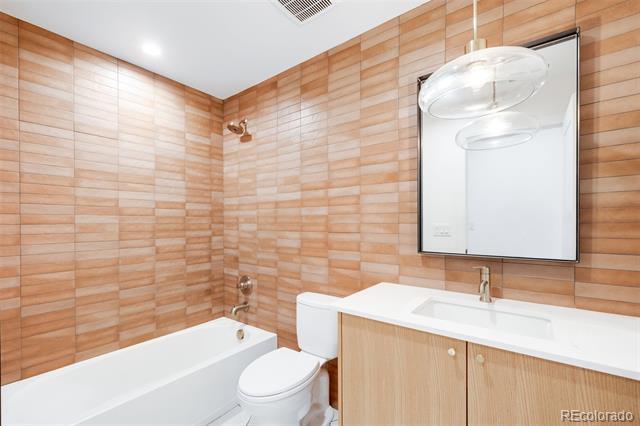 Building Photo - 3239 Robb St