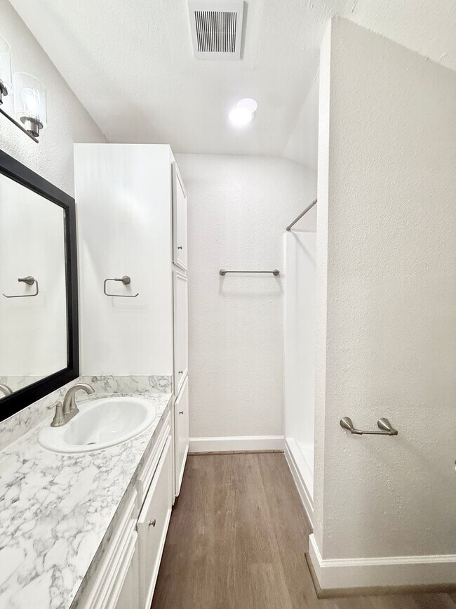 Building Photo - Stunning & Spacious 4/2 Home in Lake Jackson!