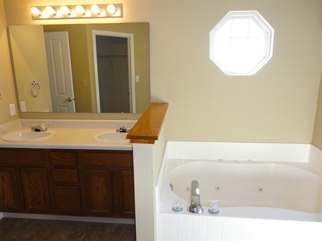 Building Photo - 5423 Twin Bridge Ct