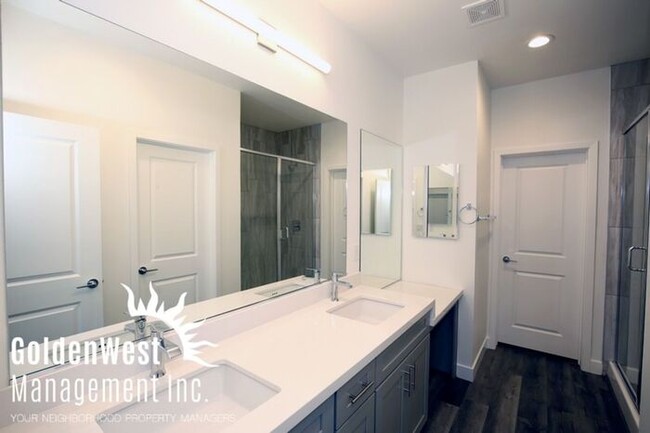 Building Photo - Sophisticated 4Bdm 4Ba New Build Townhome