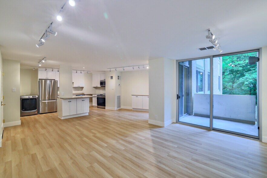 Spacious Balcony - 4601 N Park Ave