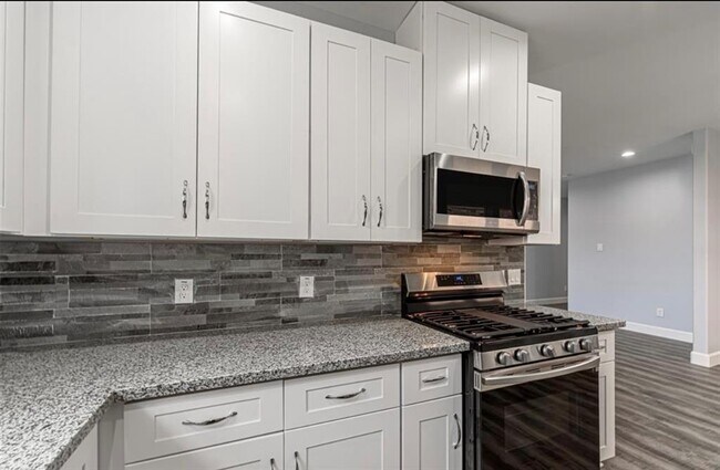 Building Photo - 8204 Moon Beam St