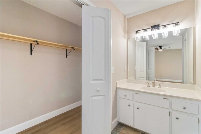 Building Photo - 3230 Cedar Bluff Dr NE