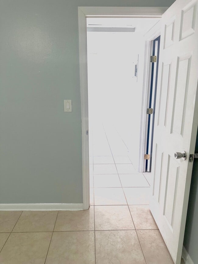 Building Photo - 9326 Sunrise Dr