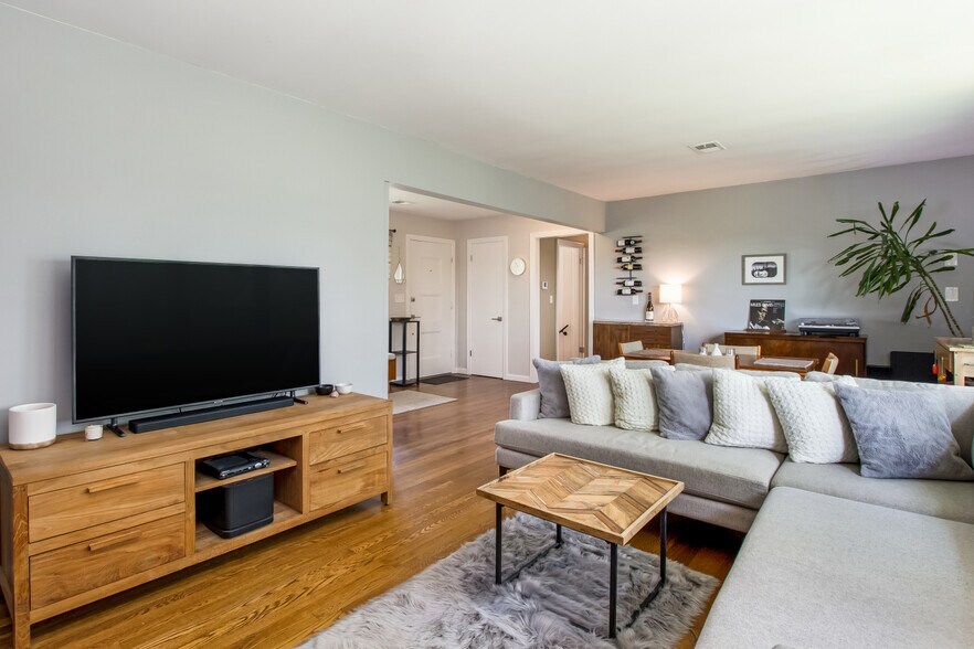 Building Photo - 2158 Brookview Dr