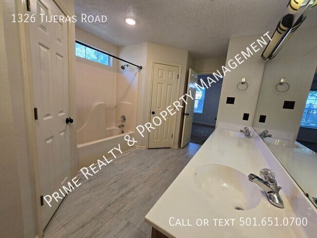 Building Photo - 1326 Tijeras Rd