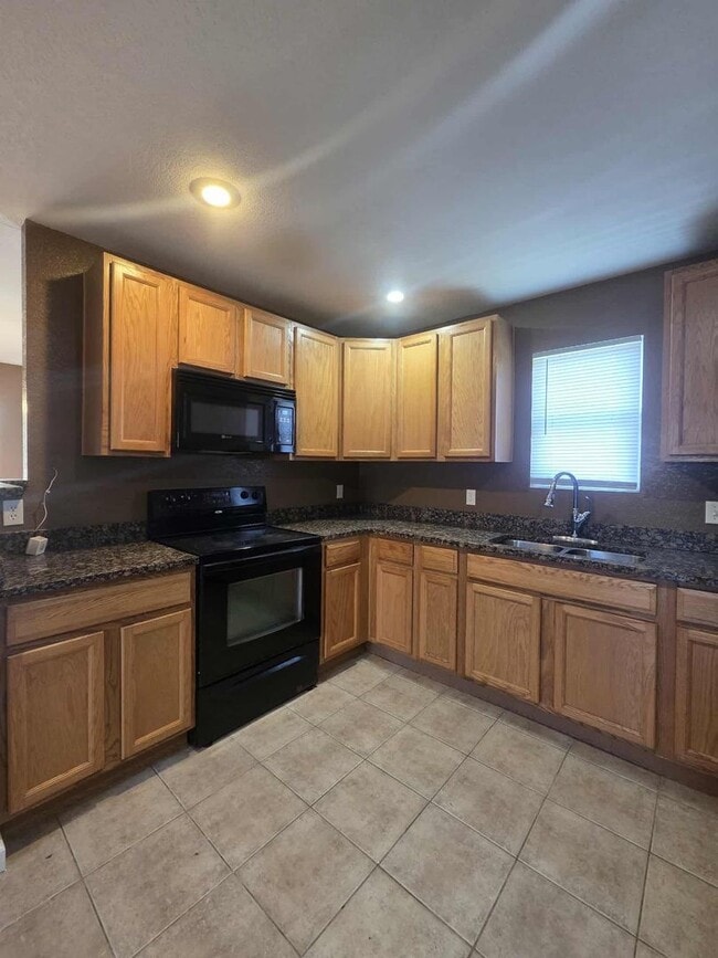 Building Photo - Beautiful Town House