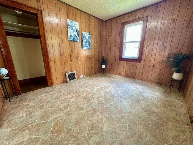 Building Photo - 1 bedroom, 1 bathroom home for rent in Wat...