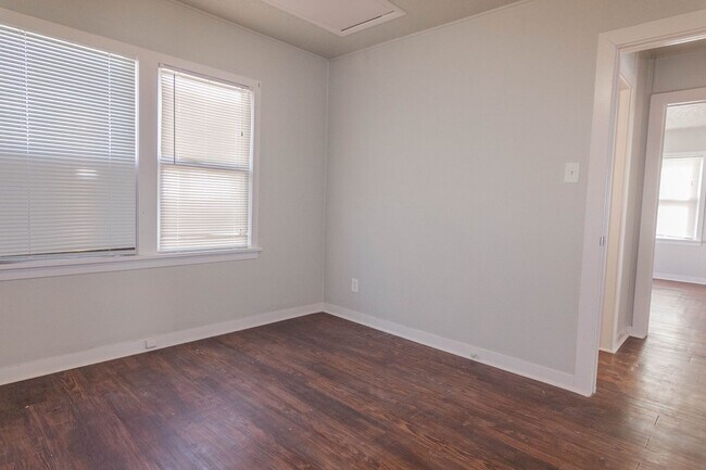Building Photo - Pre-Leasing  - 2 bed 1 bath