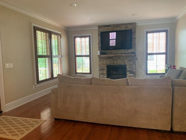 Building Photo - Charming Home