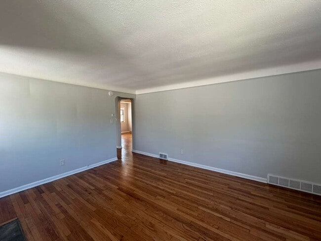 Building Photo - 1482 Dille Rd