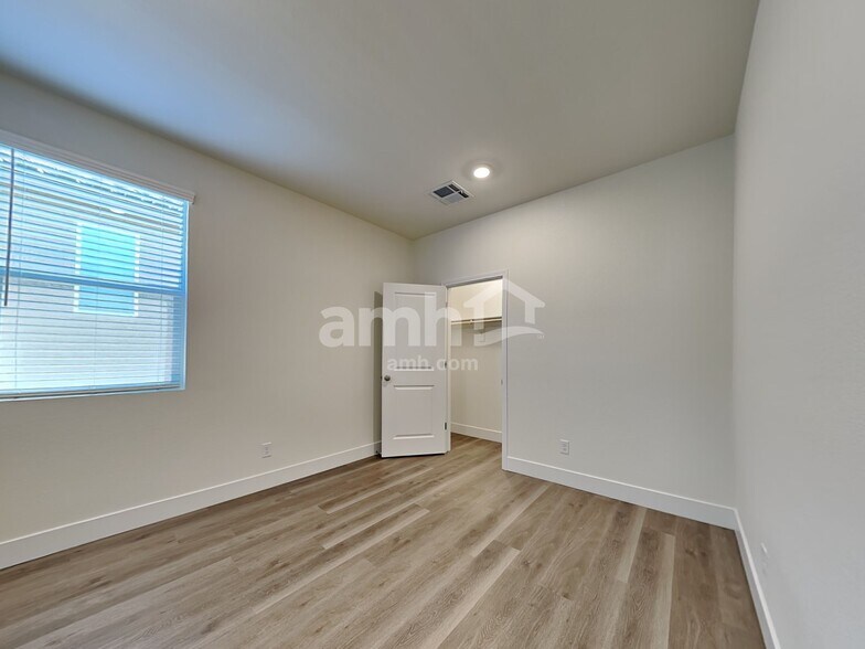 Building Photo - 545 Silverbell Fls Pl