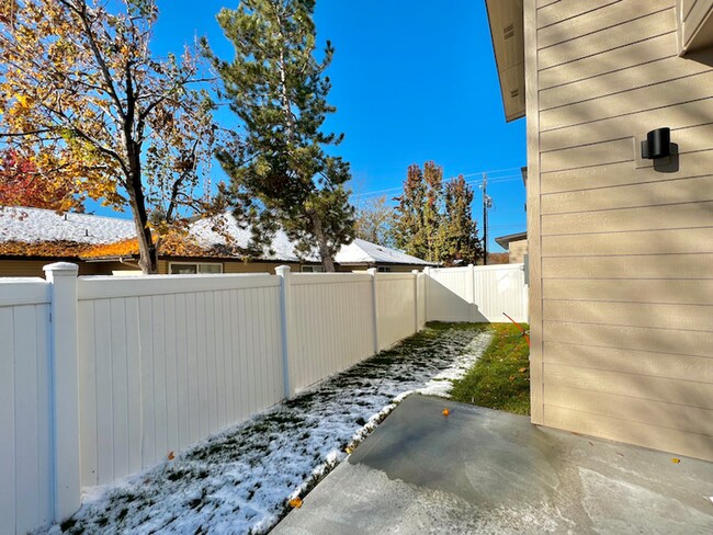 Building Photo - 5899 Castle Dr