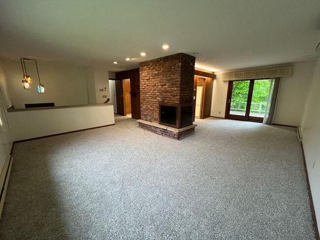 Building Photo - Lakeside 5 Bedroom 3 Bath Home!