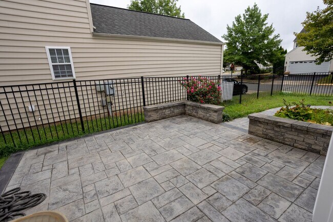 Building Photo - Spacious & Bright Home in Parks of Piedmon...