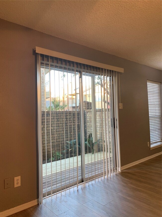 Building Photo - 11201 Lynbrook Dr