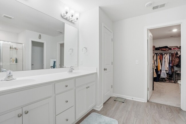 Building Photo - 17 Crown Ct