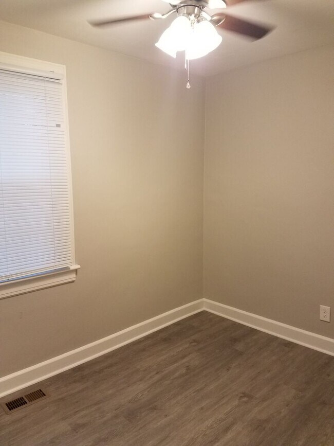 Building Photo - 5 BR Near ODU!