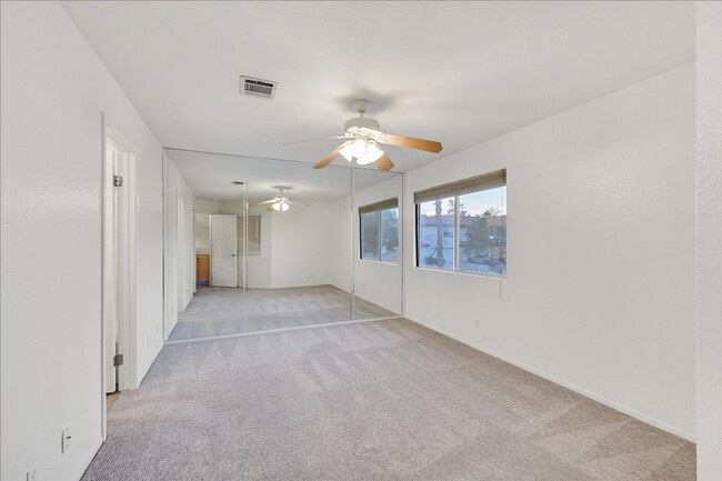 Building Photo - 2 Bedroom, 2 1/2 bath Townhome